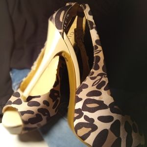 🔥 FINAL SALE GUESS  Cheetah heels. Adjustable side straps.